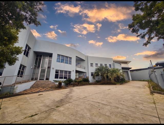 2,348M² WAREHOUSE TO LET IN LONGMEADOW